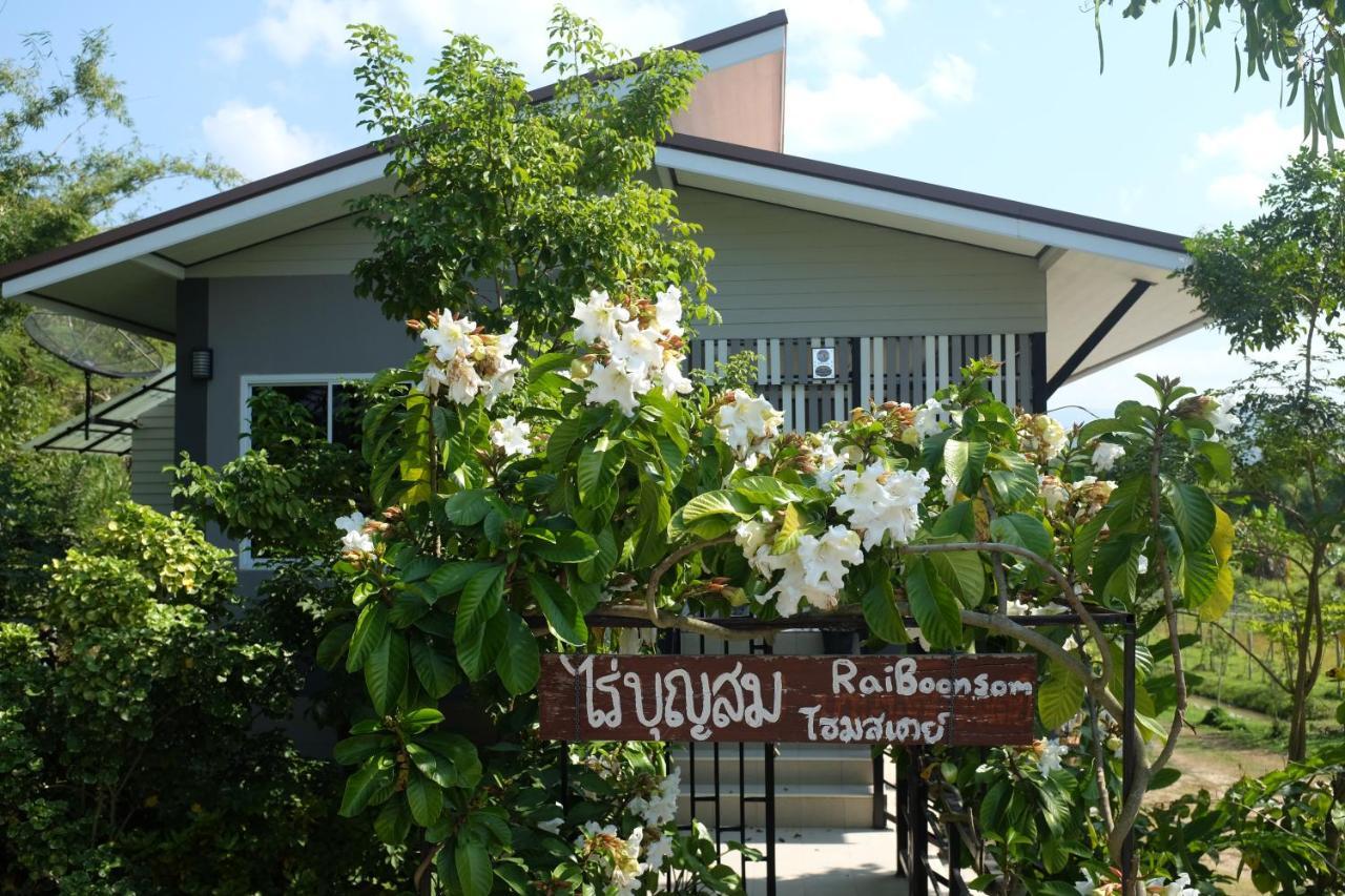 Apartamento Rai Boonsom Phrao Exterior foto
